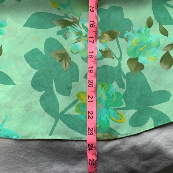 $2/30 Green floral sleeveless blouse - Picture 4 of 4